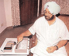 Capt Amarinder Singh demonstrates how a fudged electronic voting machine works.