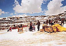 Vendors do brisk business atop Rohtang Pass