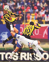 Gustavo Varela (C) of Uruguay's Nacional battles for the ball with Guillermo Giacomazzi (L) and Pablo Bengoechea of Uruguay's Peoarol, during their match at Centenarium Stadium in Montevideo, Uruguay on Sunday.