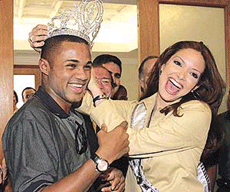 WBA middleweight champion Felix Tito Trinidad gets crowned by Miss Universe 2001, Denise M. Quinones August, at a meeting between the two Puerto Rican titleholders at the Luis Munoz Marin International Airport in San Juan, Puerto Rico, on Sunday.