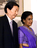 Sri Lankan President Chandrika Kumaratunga (right) and Chinese Premier Zhu Rongji walk after the signing of an agreement to promote economic ties between their countries in Colombo on Friday.