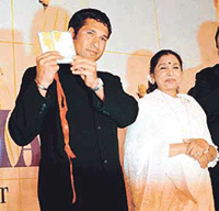 Ace cricketer Sachin Tendulkar releases Aap Ki Asha, the first album of Asha Bhonsle who has turned music composer for the first time in her career. 