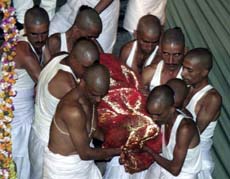 Pallbearers carry the body of Nepal's King Dipendra.