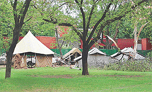 The Chandigarh Administration has asked the Punjab and Haryana Governments to remove security tents pitched outside VIPs homes.