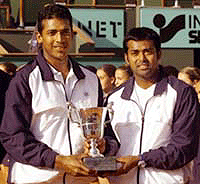 Mahesh Bhupathi (L) and Leander Paes of India pose with trophy.