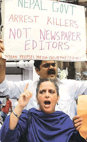 Members of the Bombay Union of Journalists shout slogans.