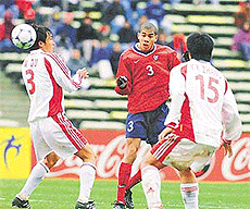 Gooch Onyewu (C) of the USA fights for the ball with China's Wei Dy (L) and Yaokun Zhang during their under-20 soccer match in Mendoza, on Sunday.