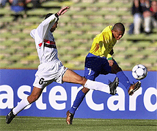 Iraq's Amir Sameeh (L) tries to stop Brazil's Pinga, during their World Cup U-20 soccer game in Cordoba, Argentina, on Wednesday. 
