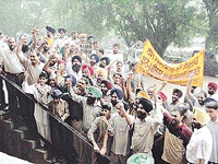 Activists of the Shiromani Akali Dal (A) hold a demonstration in protest against the alleged highhandedness of PSEB officials at the Mini Secretariat in Ludhiana on Friday.