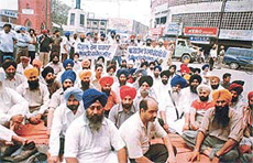 Activists of the Sikh Students Federation, the SAD and trade bodies stage a dharna in Ludhiana on Saturday in protest against the assault on Sikh pilgrims at Uttarpara, near Kolkata.