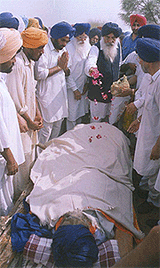 Mr Parkash Singh Badal, Chief Minister, Punjab, paying tributes to Mr Balbir Singh, MLA, Nathana, at his native village Chak Fatehsinghwala on Sunday evening.