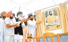The Union Communications Minister, Mr Ram Vilas Paswan, releases a commemorative postal stamp on Sri Guru Ravi Das as the Chief Minister, Mr Parkash Singh Badal, pays respect to a deity in Ludhiana on Sunday. 