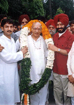 Former Prime Minister P.V. Narasimha Rao being felicitated on his 81st birthday by Mr M.S. Bitta, Chairman of the All India Anti-Terrorist Front, and activists of the front in Delhi on Thursday. 
