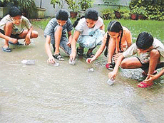 Yeh daulat bhi le lo, yeh shauhrat bi le lo, bhale chheen lo mujh se meri jawani, maggar mujh ko lota do bachpan ka sawan, woh kagaz ki kashti, woh barish ka pani .