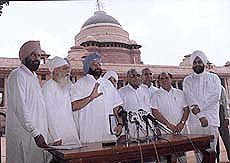 Punjab Pradesh Congress Committee chief Capt Amarinder Singh addressing the media at Rashtrapati Bhavan in New Delhi on Tuesday after submitting a memorandum to President K. R. Narayanan. 