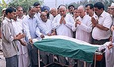 Ambala Congress leaders paying homage to freedom fighter, Mr Mehtab Singh Chauhan, on Saturday.