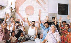 Mr Sat Pal Puri and his supporters stage a dharna in front of Bachat Bhawan in Mini-Secretariat in Ludhiana.