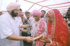 Capt. Amarinder Singh President, PPCC, blessing a newly wedded couple at Bathinda on Sunday at the marriage ceremony of 51 poor girls organised by the Jai durga Bhajan Mandal, of the city.