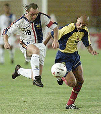 Ecuador's Alex Aguinaga (L) battles for the ball with Colombia's Freddy Grisales during a second round Copa America match in Barranquilla on Saturday.