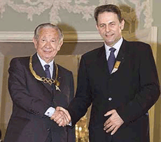 New International Olympic Committee (IOC) President Jacques Rogge (R) of Belgium shakes hands with former IOC head Juan Antonio Samaranch in Moscow, on Monday. 