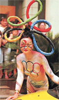 A Chinese model presents the latest design with an official sign of Beijing's bid for the 2008 Summer Olympics in Chengdu, Sichuan province on Thursday.