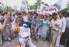 ETT students burn the effigy of Mr Tota Singh, Punjab Education Minister at Bathinda, on Saturday.