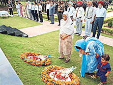 Widow of sepoy Jaswinder Singh of 8 Sikh, Mrs Gurdial Kaur (right) along with her son, and Mrs Trishna Devi (left), mother of Naik Gopal Singh of 7 Para, pay floral tributes to the martyrs of Operation Vijay on the second anniversary of Kargil Vijay Divas in Chandi Mandir on Thursday.