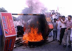Samajwadi Party workers blocking vehicular traffic.