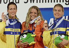 Inge de Bruijn (C) of the Netherland's holds her gold medal for the women's 50m butterfly with Sweden's silver medallist Therese Alshammer (L) and compatriot Anna-Karin Kammerling (R) bronze at World Swimming Championships in Fukuoka on Thursday. 