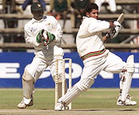 West Indies batsman Ramnaresh Sarwan (R) pulls a delivery watched by Zimbabwe wicket keeper Tatenda Taibu on Saturday. 