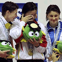 China's Guo Jingjing (C) cries after winning gold in the women's 3m springboard