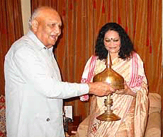 Assam governor Lt Gen. (retd) S.K. Sinha felicitating Mamoni Raisom Goswami