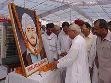 Mr Om Prakash Chautala, Chief Minister, pays tributes to Shaheed Udham Singh on his martyrdom day at Indri on Tuesday.