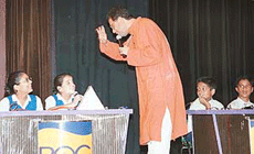 Derick O Brien conducts the Bournvita quiz competition at Tagore Theatre 