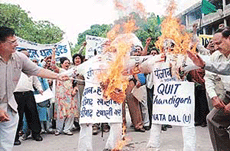 Activists of the Janata Dal (U) burn effigies of the Punjab and Haryana Governments 