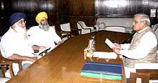 Prime Minister Atal Behari Vajpayee with Punjab Chief Minister Prakash Singh Badal.