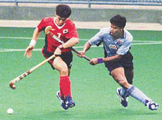 South Koreas Woon Kon Yeo (L) and Indias Bimal Lakra fight for a loose ball during the Sultan Azlan Shah hockey tournament in Kuala Lumpur on Friday.