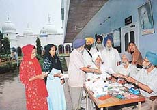 Patients being examined at Gurdwara Kalgidhar Singh Sabha, Phase-IV, SAS Nagar.
