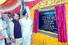 Union Minister for Rural Development Venkaiah Naidu laying a foundation stone.
