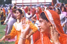 School children presents gidha at Amritsar on Independence Day.