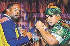 Heavyweight boxers Chris Byrd (L) of Flint, Michigan and Samoan-born David Tua pose during a news conference at the Sunset Station Hotel and Casino in Las Vegas on Thursday. 