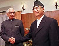 Indian Foreign Minister Jaswant Singh (L) shakes hands with Nepalese Prime Minister Sher Bahadur Deuba.