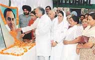The President of the Chandigarh Territorial Congress Committee, Mr B.B. Bahl, pays homage to former Prime Minister.