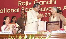 Former Chief Justice of India A Ahmadi presenting the Rajiv Gandhi Sadbhavana Award 