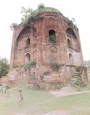 An ancient octagonal structure near Morinda.