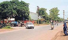 The road opposite Colony No. 4 in the Industrial Area.