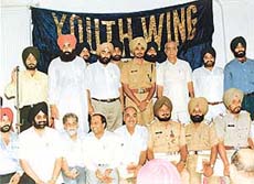 Personnel of the Traffic police pose with members of the Ludhiana Citizens Council (Youth wing) after the award giving ceremony. 