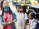 Schoolchildren watch Suresh Singh