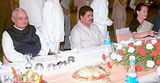 Lok Sabha Speaker G.M.C. Balayogi flanked by Prime Minister Atal Behari Vajpayee and Congress President Sonia Gandhi at a dinner hosted by the Lok Sabha Speaker.