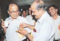 Mr P.C. Dogra, DGP Punjab (retd), welcomes the CVC, Mr N. Vittal, at a function organised in Chandigarh on Saturday.